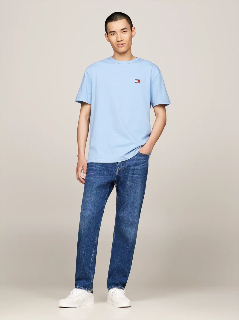 DM0DM17995_C15_alternate1 TOMMY HILFIGER - T-shirt con distintivo Tommy sul petto - Blu Chiaro