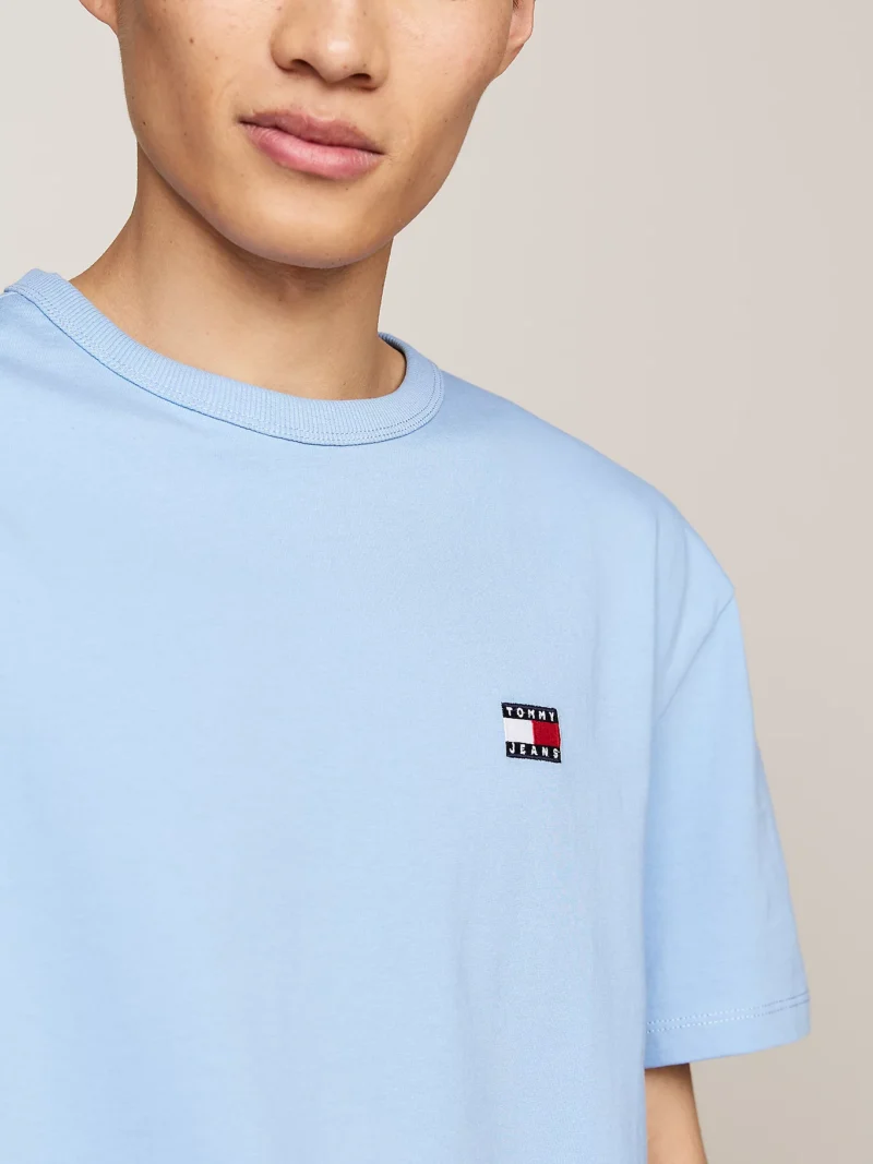 DM0DM17995_C15_alternate2 TOMMY HILFIGER - T-shirt con distintivo Tommy sul petto - Blu Chiaro