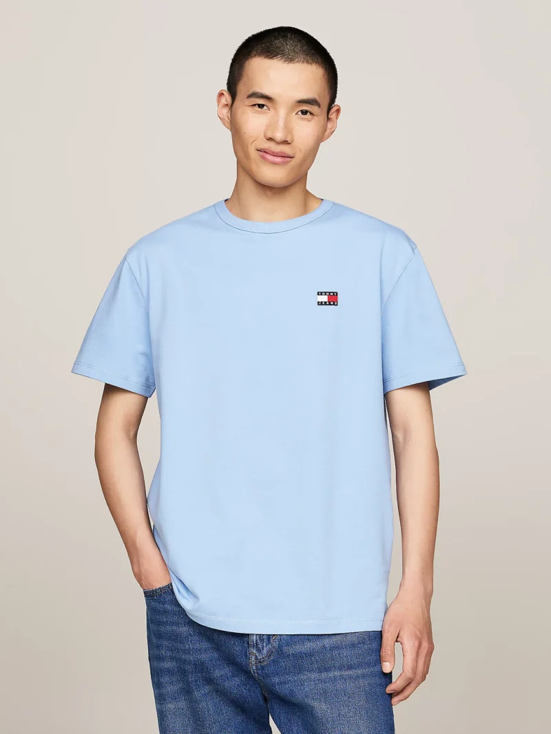 DM0DM17995_C15_main TOMMY HILFIGER - T-shirt con distintivo Tommy sul petto - Blu Chiaro