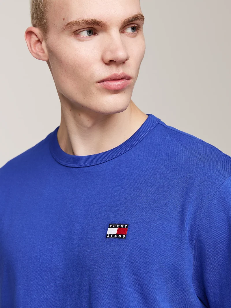 TOMMY HILFIGER - T-shirt con distintivo Tommy sul petto - Blu
