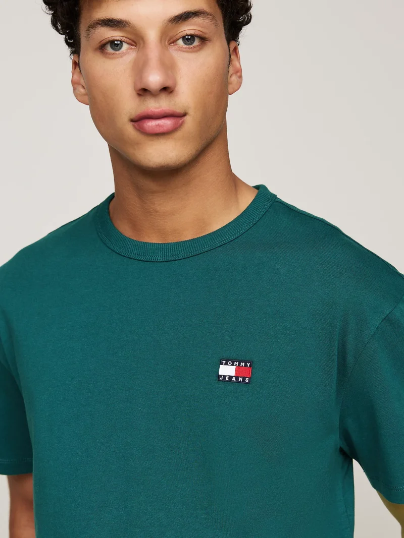 TOMMY HILFIGER - T-shirt con distintivo Tommy sul petto - Verde Scuro