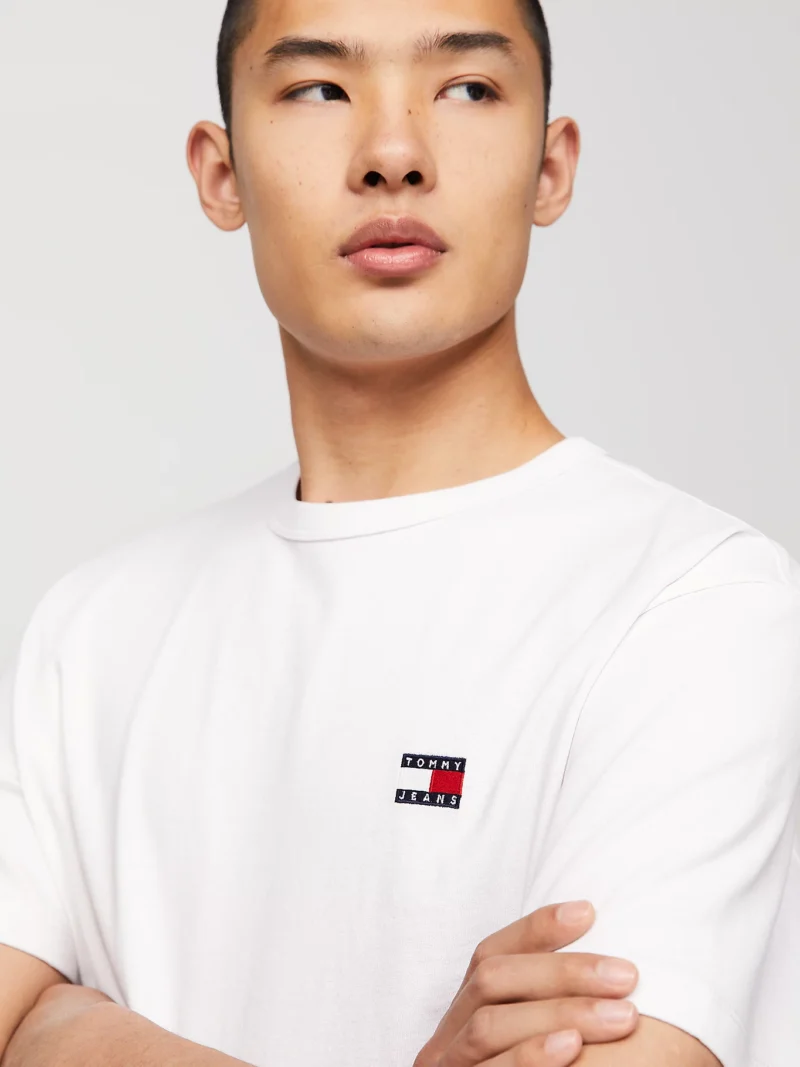 TOMMY HILFIGER - T-shirt con distintivo Tommy sul petto - Bianco