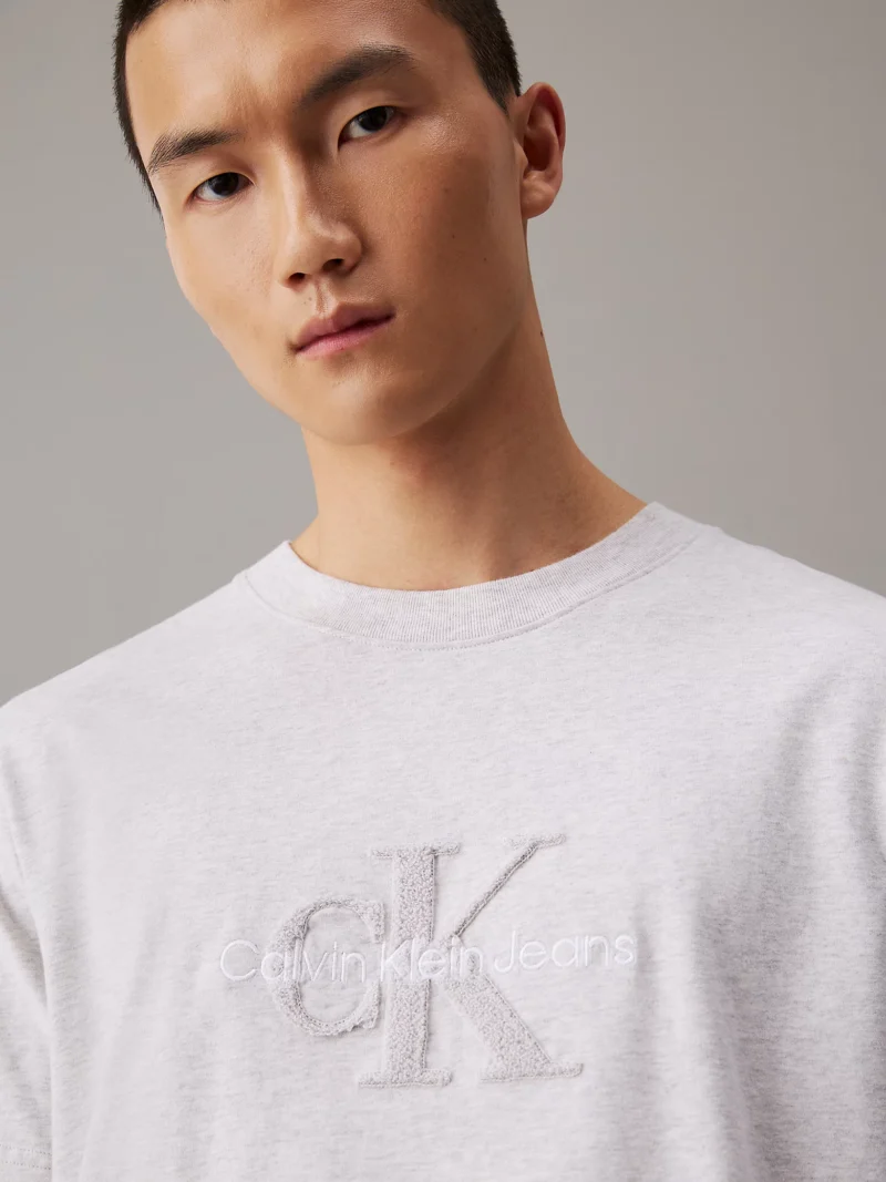 CALVIN KLEIN - T-shirt con monogramma logo in ciniglia - Grigio Chiaro