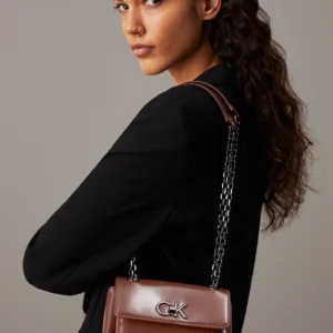 CALVIN KLEIN - Borsa da spalla trasformabile lucida piccola