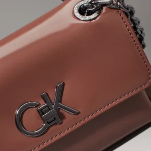 CALVIN KLEIN - Borsa da spalla trasformabile lucida piccola