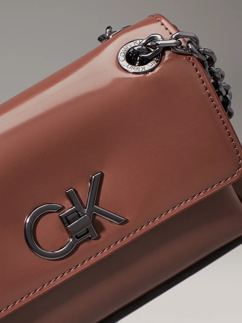 CALVIN KLEIN - Borsa da spalla trasformabile lucida piccola